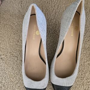 Louis Feraud pointed-toe pump. Size 9.5, EU 40